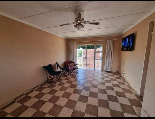 1 BEDROOM APARTMENT TO LET IN BULWER